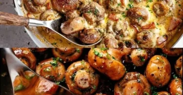 Champignons in Knoblauch-Sahnesauce auf einem Teller serviert