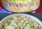 Frischer Chinakohlsalat mit Gemüse und Dressing auf einem Teller