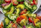 Erfrischender Cucumber Tomato Avocado Salad mit frischen Zutaten