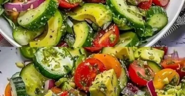 Erfrischender Cucumber Tomato Avocado Salad mit frischen Zutaten