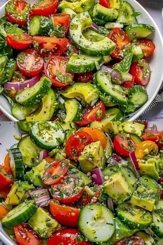Erfrischender Cucumber Tomato Avocado Salad mit frischen Zutaten