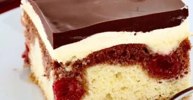 Leckere Donauwelle: klassischer Kaffeekuchen mit Kirschen und Schokoladenglasur