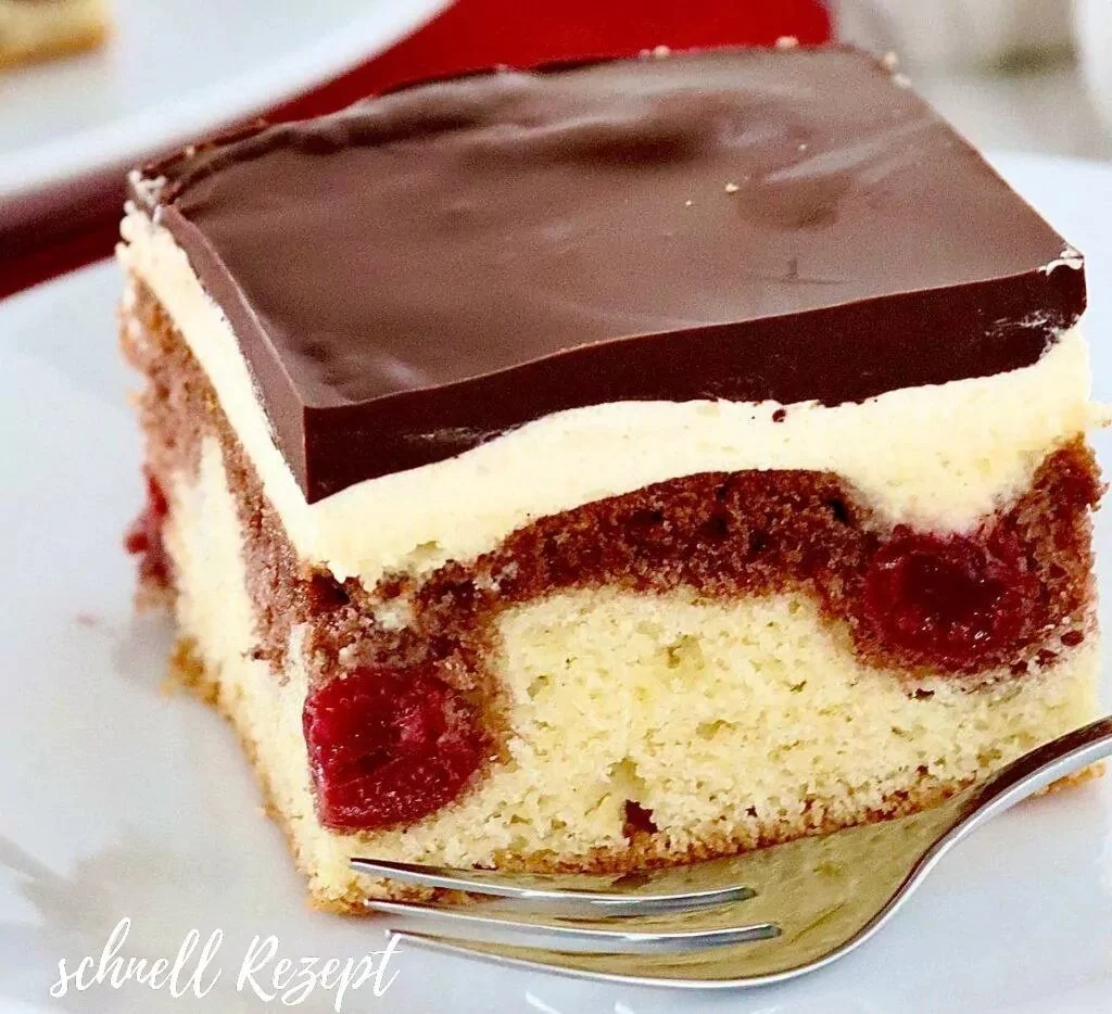 Leckere Donauwelle: klassischer Kaffeekuchen mit Kirschen und Schokoladenglasur