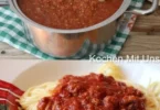 Echte Bolognese-Sauce in einer Schüssel mit frischen Kräutern