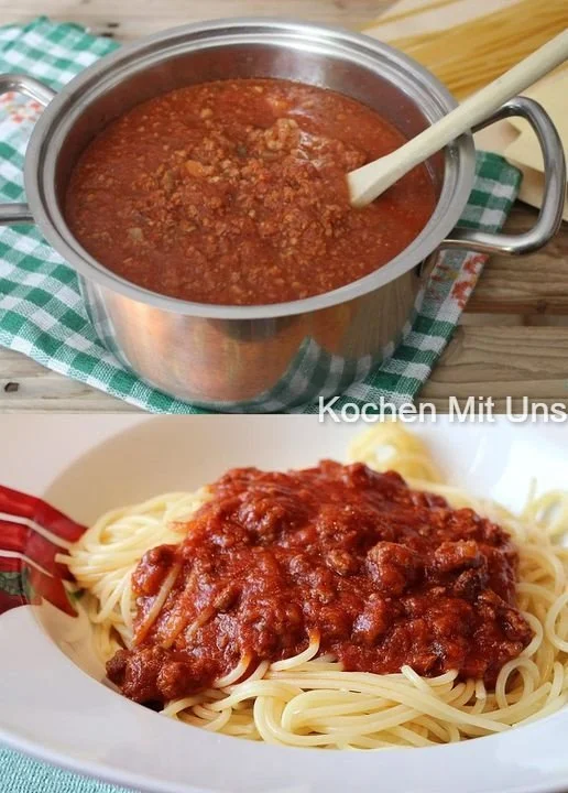 Echte Bolognese-Sauce in einer Schüssel mit frischen Kräutern