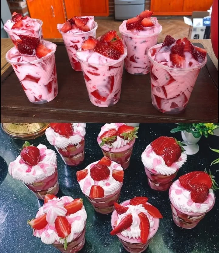 Erdbeer-Joghurt-Creme in einer Schüssel, dekoriert mit frischen Erdbeeren