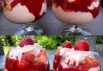 Erdbeer-Quark-Dessert mit Butterbisquit-Boden auf einem Teller angerichtet