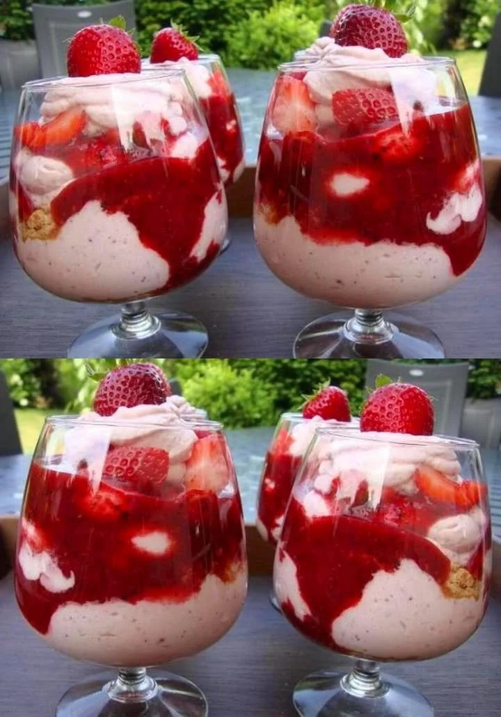 Erdbeer-Quark-Dessert mit Butterbisquit-Boden auf einem Teller angerichtet