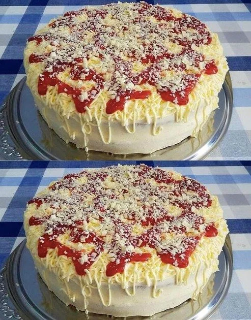 Erdbeer-Spaghetti-Eis-Kuchen mit bunten Erdbeeren und Sahne dekoriert