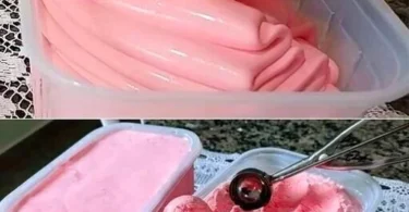 Cremiges Erdbeereis mit frischen Erdbeeren in einer Schüssel