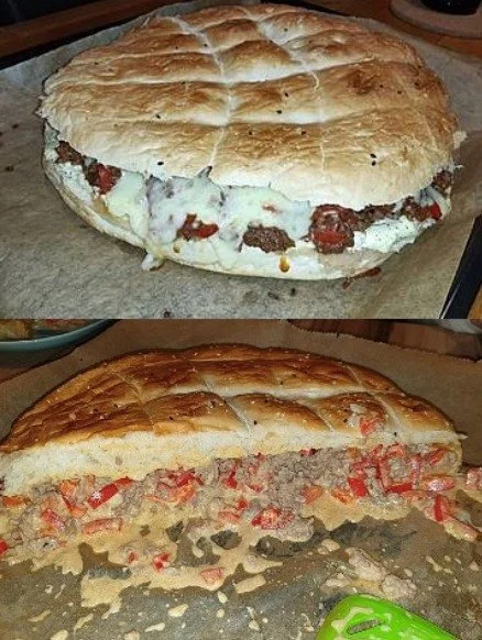 Fladenbrot mit Hackfleisch serviert auf einem Teller