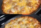 Leckere Fleischbällchen mit Kartoffeln und Käse auf einem Teller serviert.