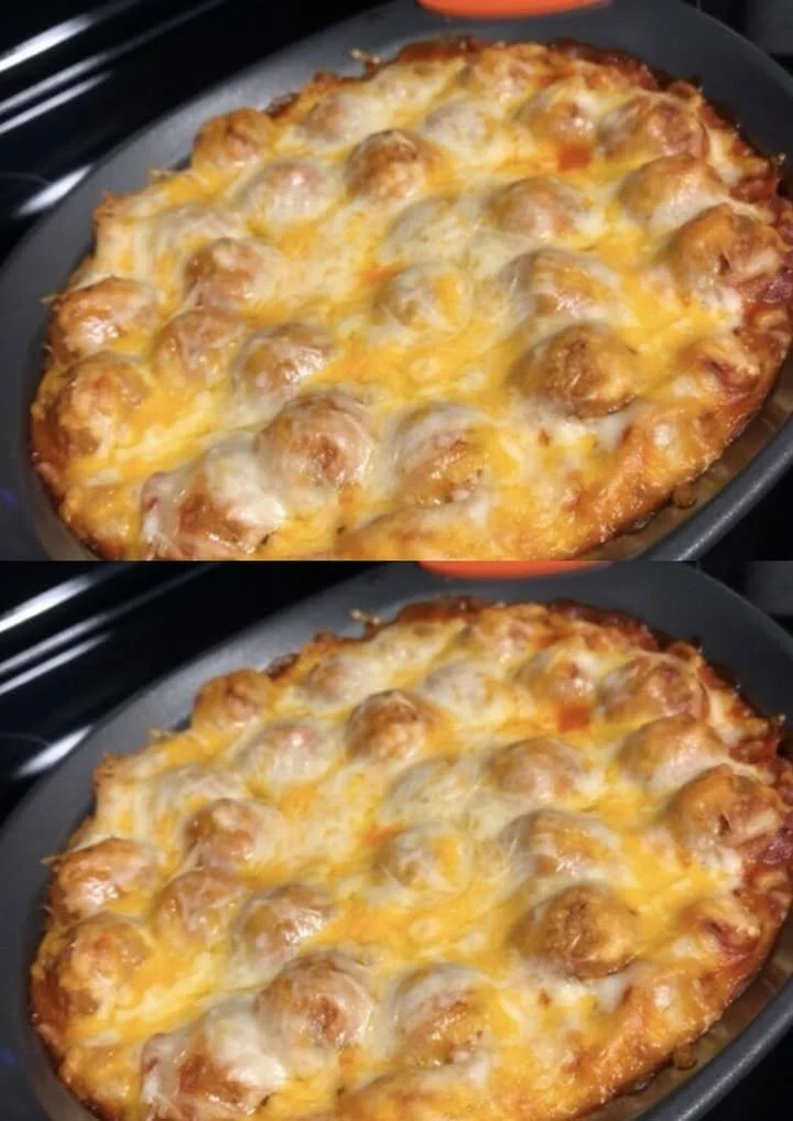 Leckere Fleischbällchen mit Kartoffeln und Käse auf einem Teller serviert.