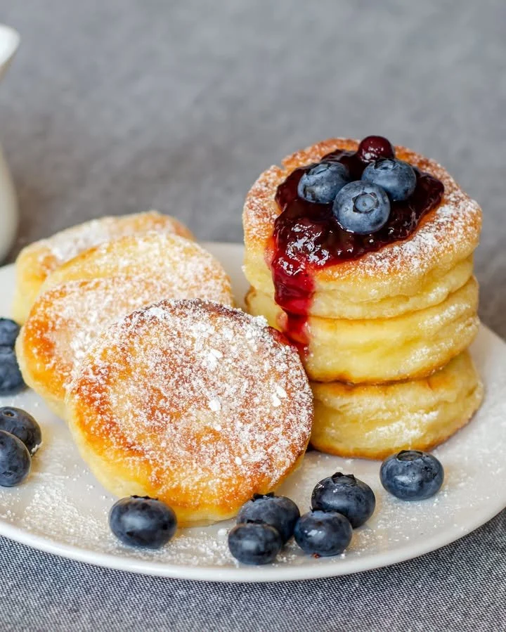 Fluffige Low Carb Pancakes auf einem Teller mit frischem Obst