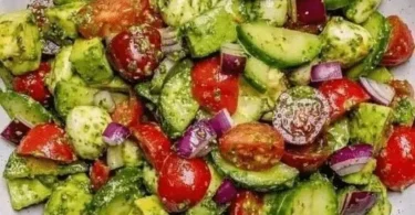 Frischer Avocado-Tomaten-Gurken-Feta-Salat in einer Schüssel