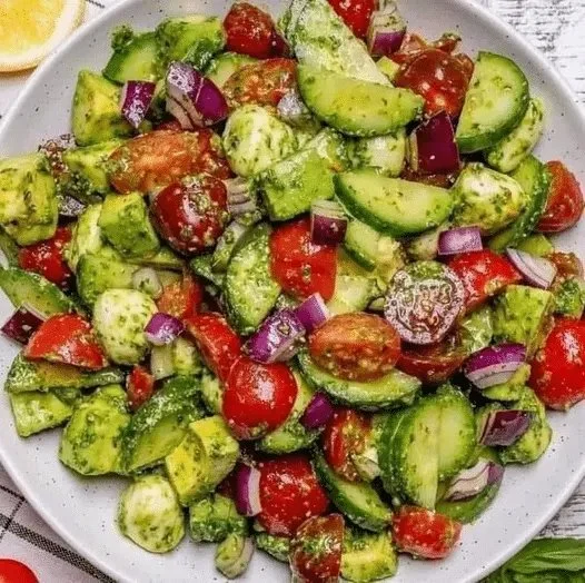 Frischer Avocado-Tomaten-Gurken-Feta-Salat in einer Schüssel