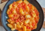 Gesunde Gnocchi-Pfanne mit Paprika und frischem Gemüse