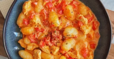 Gesunde Gnocchi-Pfanne mit Paprika und frischem Gemüse