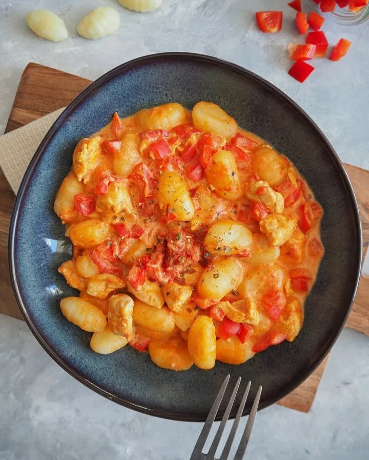 Gesunde Gnocchi-Pfanne mit Paprika und frischem Gemüse
