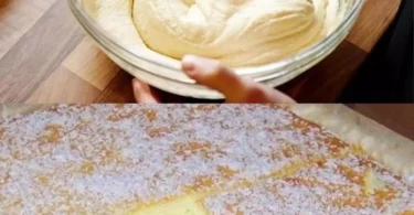 Griechischer Joghurtkuchen ohne Mehl auf einem Teller serviert.