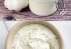 Großmutters selbstgemachte Knoblauchsauce in einer Schüssel