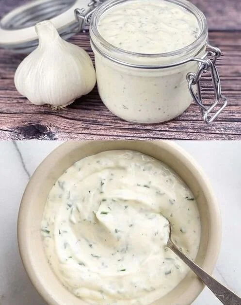 Großmutters selbstgemachte Knoblauchsauce in einer Schüssel