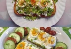 Hausgemachter Brotsalat mit frischem Gemüse und Kräutern