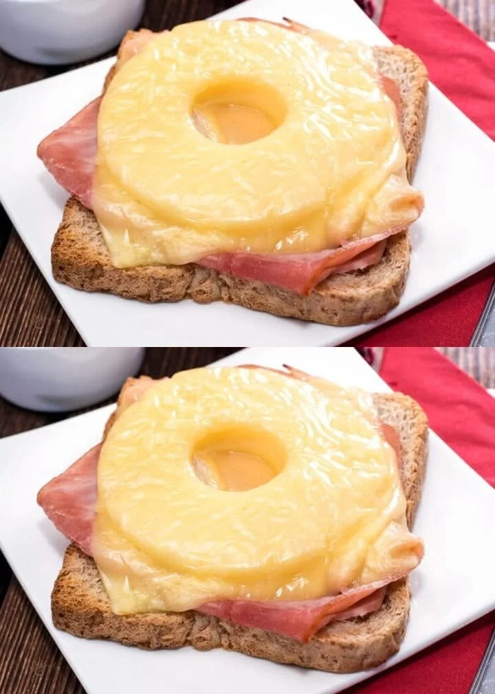 Leckerer Hawaii Toast mit frischem Obst und herzhaftem Belag.