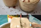 Eine Tasse Kaffee mit cremiger Kaffeecreme, die den Genuss erhöht.