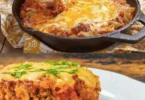 Käse-Reis-Auflauf mit Hackfleisch und schmelzendem Käse im Ofen gebacken