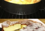 Leckerer Käsekuchen mit verschiedenen frischen Früchten garniert.