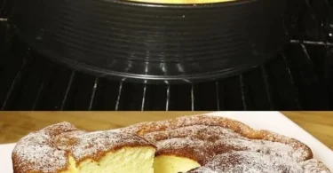 Leckerer Käsekuchen mit verschiedenen frischen Früchten garniert.