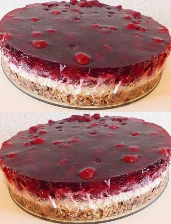 Leckere Kirschtorte mit frischen Kirschen und Sahne dekoriert