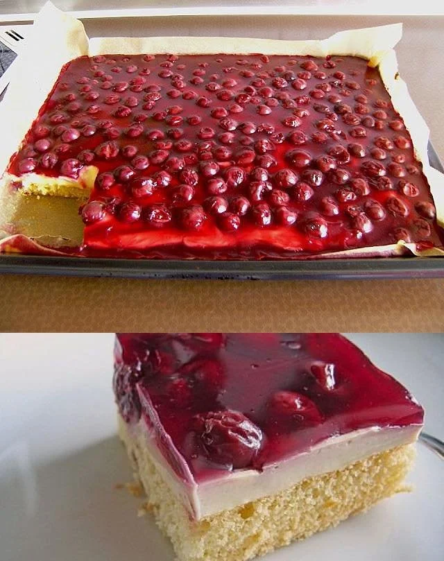 Kirschtorte mit Sauerrahm serviert auf einem Teller