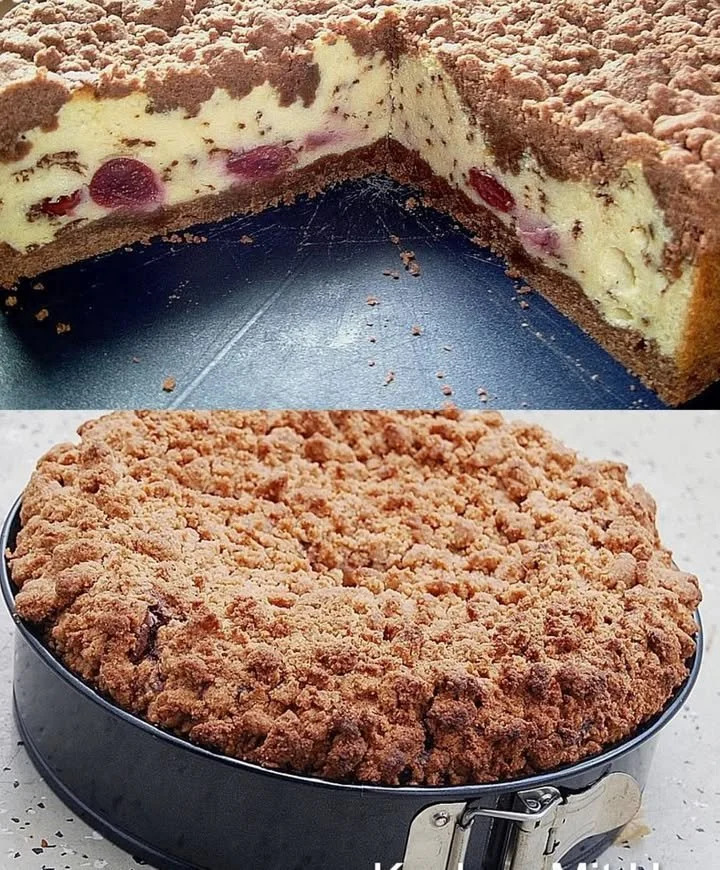 Kirschtorte mit Streusel auf einem eleganten Teller serviert