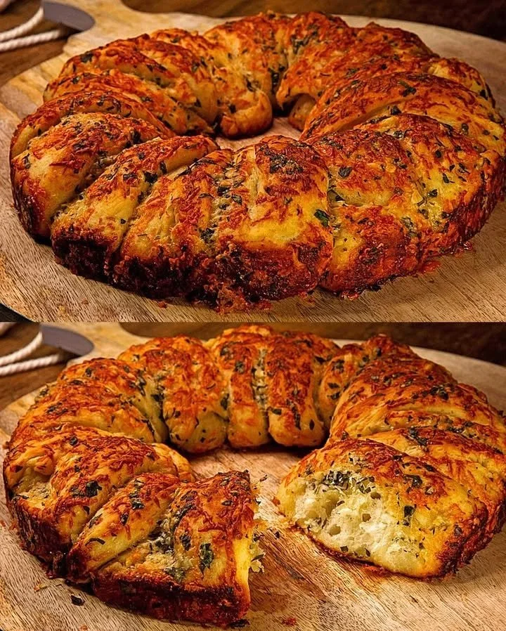 Frisch gebackene Knoblauch-Käse-Brötchen auf einem Holzbrett