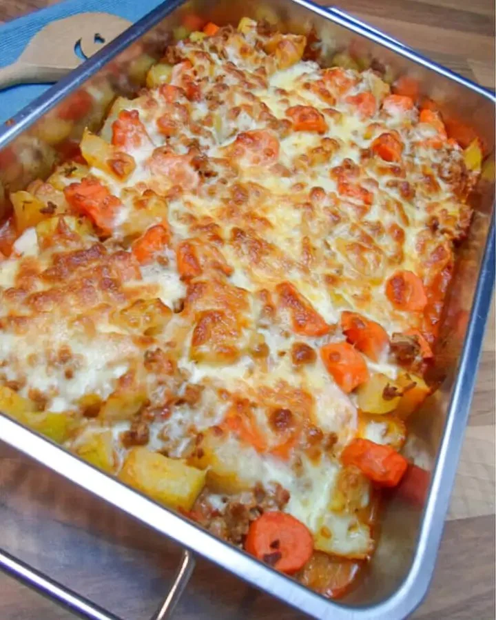 Kohlrabi-Carottenauflauf mit Hackfleisch auf einem Teller serviert