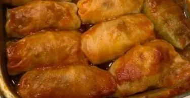 Kohlrouladen mit Hackfleisch auf einem Teller serviert