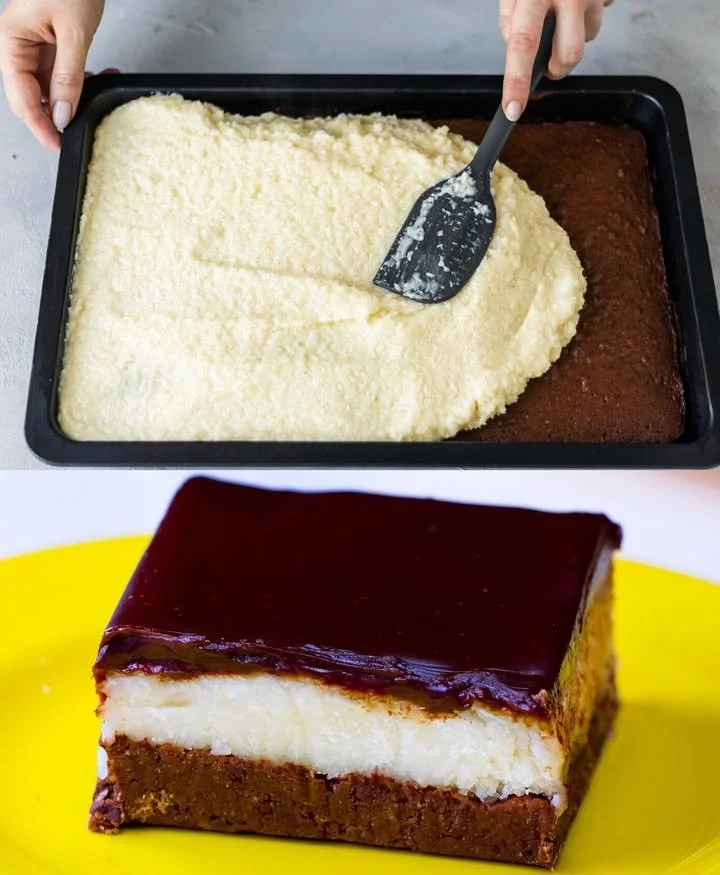 Saftiger Kokosnuss-Blechkuchen auf einem weißen Teller serviert.