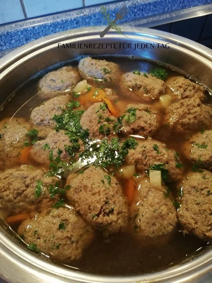Traditionelle Leberknödelsuppe nach Omas Rezept serviert in einer Schüssel.