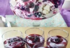 Leckeres Blaubeer-Mascarpone-Dessert mit frischen Blaubeeren auf einem Teller