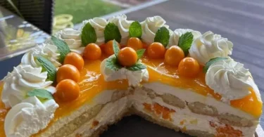 Sahnige Maracuja-Torte mit fruchtiger Maracuja-Creme und buntem Topping