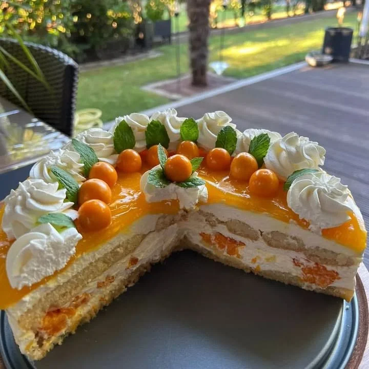 Sahnige Maracuja-Torte mit fruchtiger Maracuja-Creme und buntem Topping
