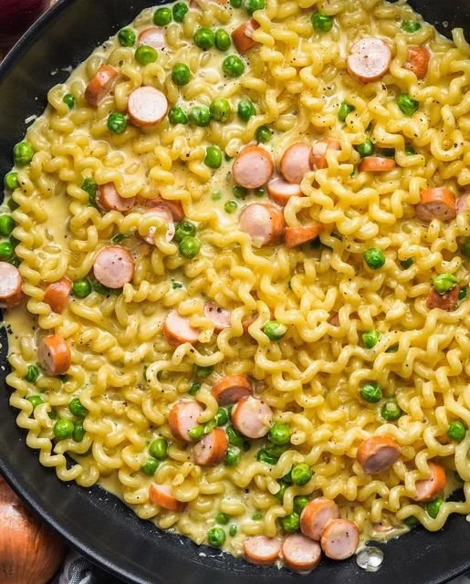 Minuten Schmelzkäse Pasta mit Würstchen auf einem Teller serviert.