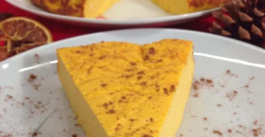 Niedriger Kohlenhydraten Kürbiskuchen mit frischen Zutaten auf einem Teller