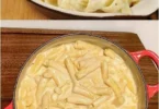 Nudeln mit cremiger Knoblauch-Käse-Sauce, serviert in einer Schüssel, lecker und befriedigend.