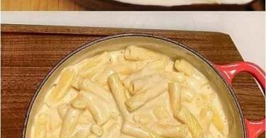 Nudeln mit cremiger Knoblauch-Käse-Sauce, serviert in einer Schüssel, lecker und befriedigend.