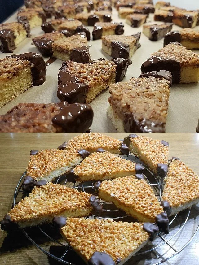 Leckere Nussecken auf einem Teller, ideal für Kaffee und Snacks