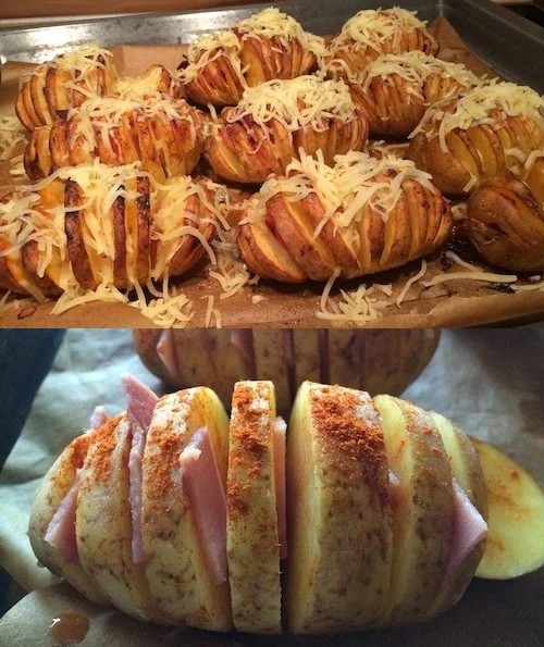 Ofenkartoffeln serviert mit cremiger Carbonara-Sauce auf einem Teller.