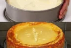 Omis Rahmkuchen mit Vanillepudding auf einem Teller serviert